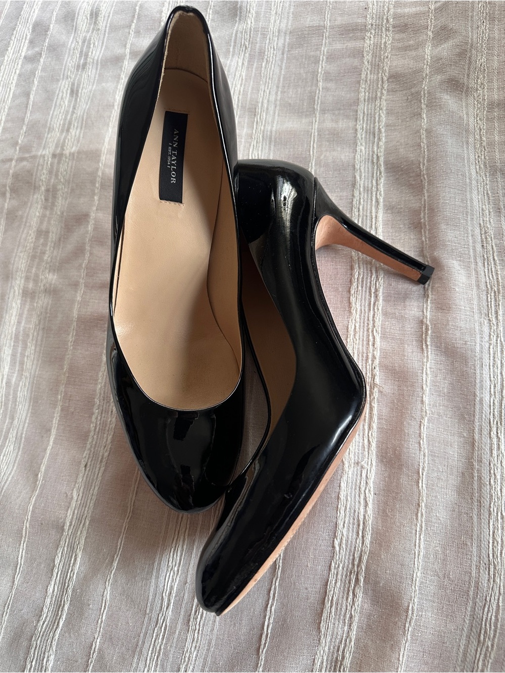 Ann Taylor Black Patent Leather Almond Toe Pumps | Size 9 EUC - Picture 3 of 8